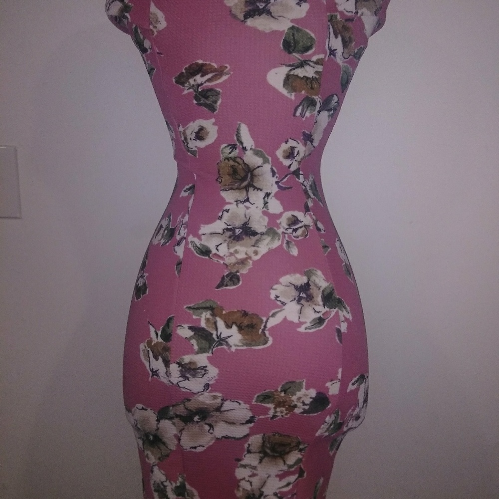 DRESSES - Picture 8 of 8